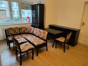 Zestaw czarnych mebli drewnianych