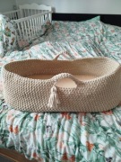 Kosz mojżesza dla noworodka dziecka pleciony na szydełku ze sznurka 