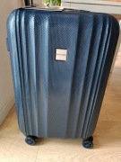 Średnia walizka z polikarbonu tłoczona plaster miodu granatowa Wittchen 