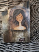 Anioł z aureolą - obraz na desce w ciepłej brązowej kolorystyce 