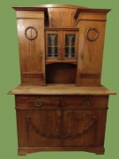 Secesyjny kredens z witrażowymi szybami