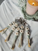 Zestaw prezentowy – brelok stokrotka + podkładka boho handmade