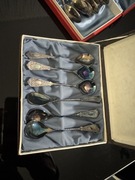 Zabytkowy komplet srebrnych łyżeczek w pudełku – stan bardzo dobry