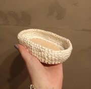 Biały mały koszyk wykonany na szydełku 