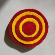 Broszka filcowa koło 7cm bordowo żółta