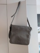 Torebka listonoszka firmy Paters w kolorze szarym