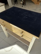 Stolik z szufladami - ozdobny, drewniany