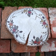 Podkładka na stół z plastra drewna "Motylki na kwiatkach"