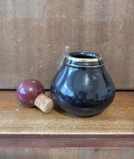 Czarna karafka dekoracyjna ze złotą obwódką i korkiem – vintage