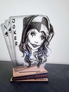 Akrylowa statuetka kobiety Jokera z dębową podstawą. Personalizacja