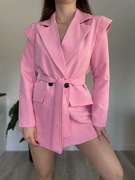 Różowa marynarka długa dłuższa wiązana w talii z paskiem poduszkami wiosna 