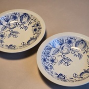 Wyjątkowy Zestaw Talerzy Ćmielów Fason Iwona – Wzór Owoce i Pszczoła