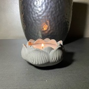 ŚWIECZKA BETONOWA KWIAT LOTOSU| KOLOR SZARY