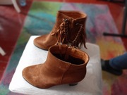 Brązowe kowbojki botki damskie z frędzlami.