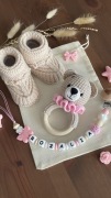 Zestaw prezentowy: Grzechotka miś, buciki, zawieszka na smoczek, Gift Box