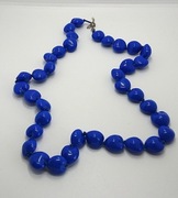 Naszyjnik w kształcie serca z masywnych koralików w kolorze niebieskim