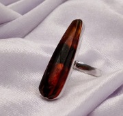 Srebrny pierścionek z bursztynem