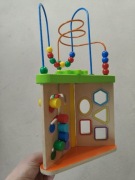 Drewniana zabawka dla maluszka wszechstronnie rozwijająca