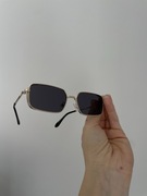 Niesamowite okulary przeciwsłoneczne, model w stylu 2025 roku.