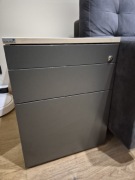 Kontenerek biurowy Balma duży szary front