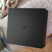 1TB Konsola PS4 + Kabel zasilający + Gra Spider Man
