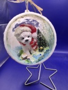 Bombka Z  ręcznie wykonanym Maltańczykiem w szaliku  I czapce Mikołaja 