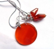 Czerwony karneol, delikatny zestaw biżuterii, wisiorek, kolczyki, łańcuszek