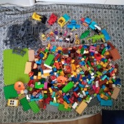 LEGO DUPLO 6KG Klocki do układania, duża płytka, figurki + auta, tory