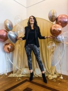 Czarne jeansy spodnie cekinowe hit must have MANGO