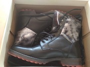 czarne skórzane botki sznurowane Mustang za kostkę 38 czerwona podeszwa