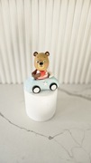 Miś w autku figurka z masy cukrowej na tort