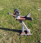 Dziobnica z wciągarką i wspornikiem do przyczepy podłodziowej z czasów PRL