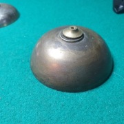 Duży, stary=oryginalny dzwonek ze śrubką do zegara