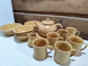 Zastawa stołowa i kawowa: dzbanek, miski, kubki, mlecznik Bolesławiec PRL