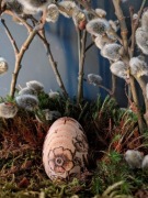 Ręcznie zdobiona drewniana pisanka (Motyw maki)