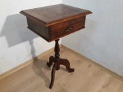 Zabytkowy niciak drewniany na trójnogu, szuflady