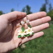 Handmade kolczyki białymi liliami, w stylu whimsical / cottagecore