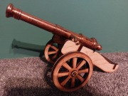Armata ozdobna, miniatura, miedź, drewno.