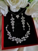 Komplet biżuterii ślubnej w srebrnym kolorze 