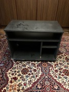 Czarna szafka na kółkach pod tv