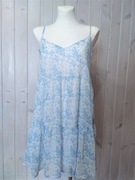 Zwiewna sukienka w drobne niebieskie kwiatki