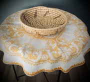 OKRĄGŁA SERWETA BAWEŁNIANA Z HAFTEM KRZYŻYKOWYM