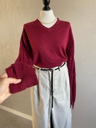 Bawełniany sweter old money burgundowy bordo serek jesień szafa kapsułowa