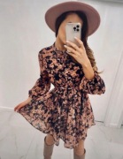 Sukienka asymetryczna w kwiaty ze stójką i bufkami