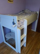 Łóżko na  antresoli z materacem.