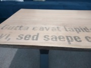 Stolik lite drewno inne niż wszystkie