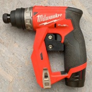 Uchwyt ścienny do wiertarko-wkrętarki Milwaukee FDDX | wydruk 3D