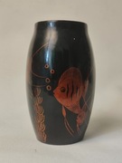 Mały wazon z czarnej Laki PRL motyw ryby