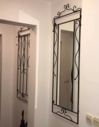 Lustro i wieszak metalowy na ściane