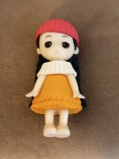 Urocza figurka dziewczynki w pomarańczowej sukience i czapce Habarri Kawaii